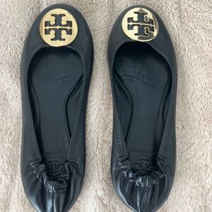 Tory burch flats in black with gold detailing